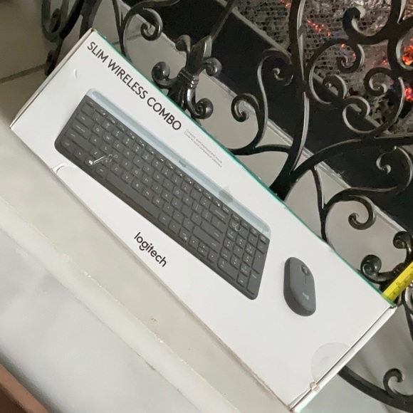 Logitech SLIM WIRELESS COMBO Keyboard + Mouse SEALED - Picture 1 of 3